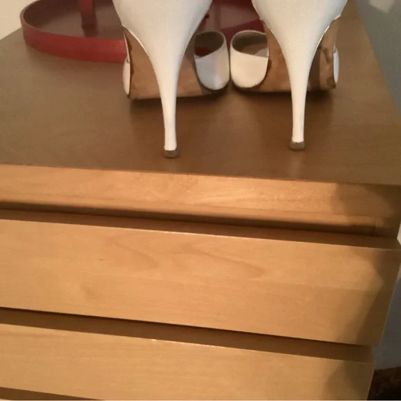 Manolo Blahnik White Mules Size 9 Vintage, Worn with no damage, gorgeous on. - Picture 3 of 4